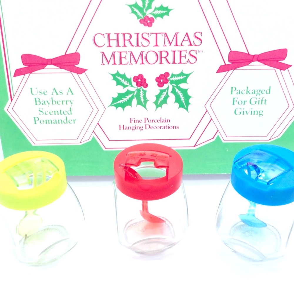 - Glassware spice jars . New comes with spoon & 3 jars
